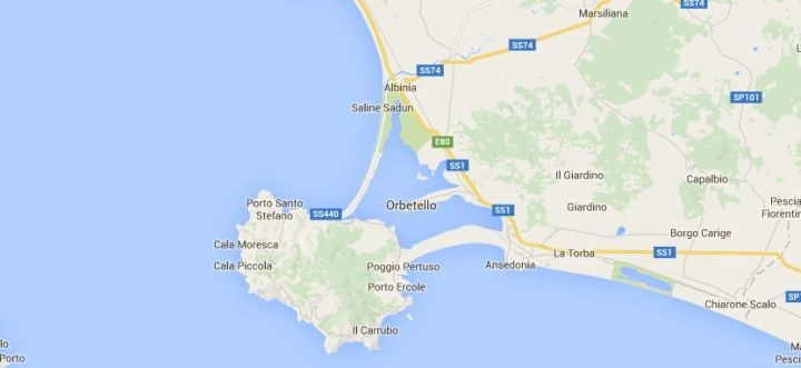 La laguna delimitata a ponente dal tombolo della Giannella e a levante da quello della Feniglia